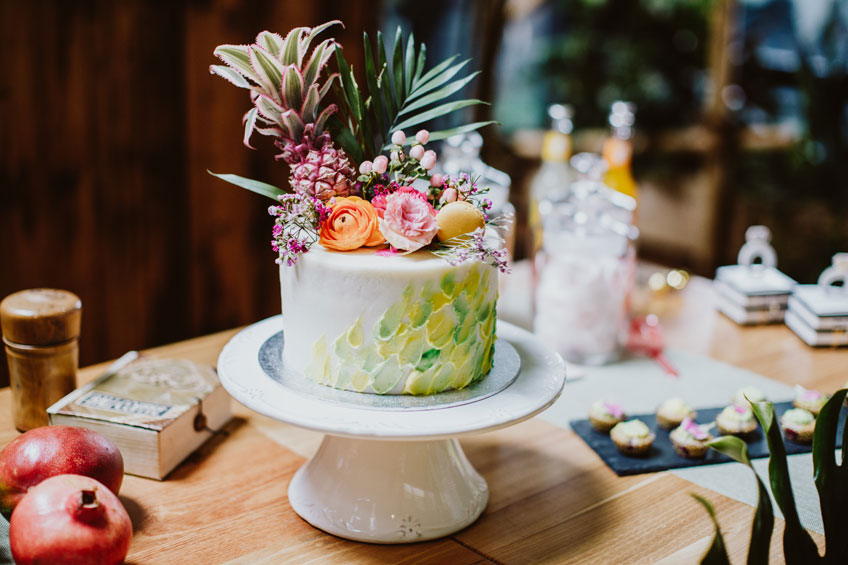 Brush-Stroke Torte mit Früchten als Highlight auf deinem Sweet Table