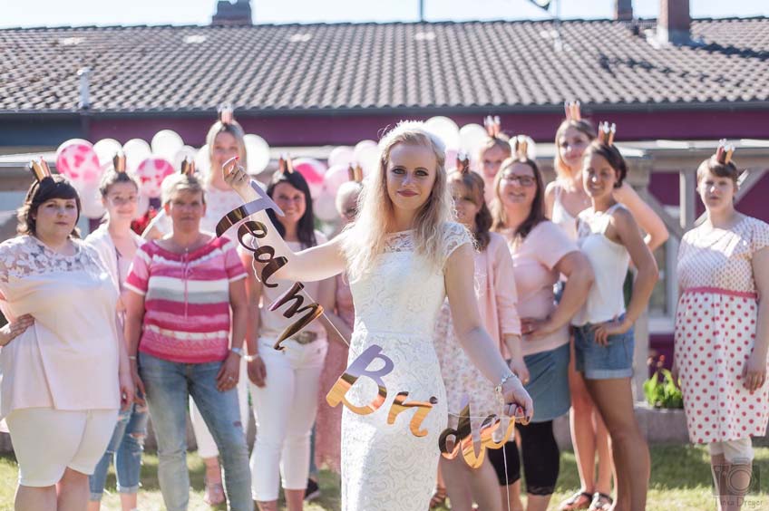 Zum JGA tolle Stimmung mit Team-Bride-Girlande (c) Tinka Dreyer Fotografie