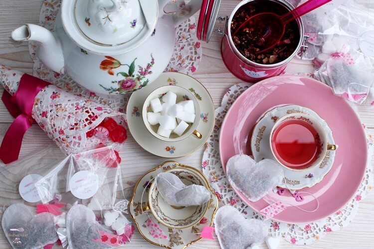 Eine süße Überraschung und tolle Deko für den Sweet Table, nicht nur am Valentinstag: DIY-Teeherzen
