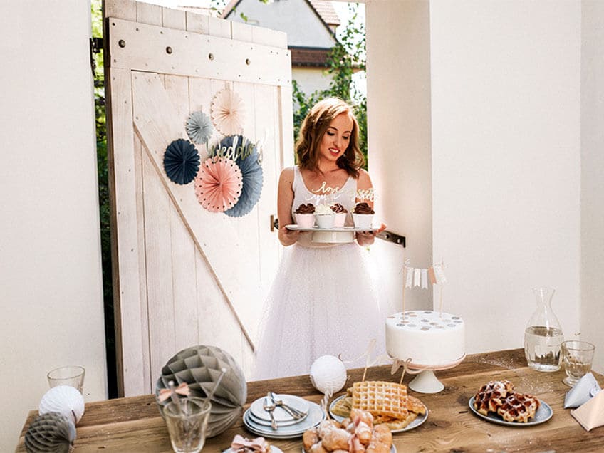 Der Hochzeits Sweet Table lässt sich auf der Tiny Wedding schnell eindecken und ggf. umräumen