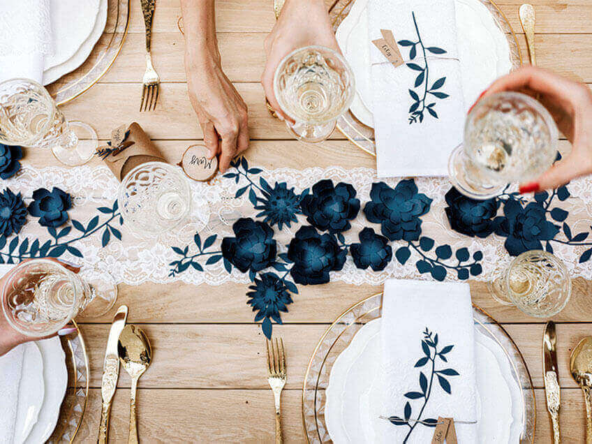 Bei der Tiny Wedding können alle gemeinsam an einem Tisch feiern und genießen