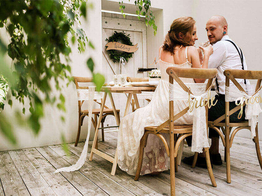 Die Tiny Wedding lässt Braut, Bräutigam und Trauzeugen dicht beieinander sein