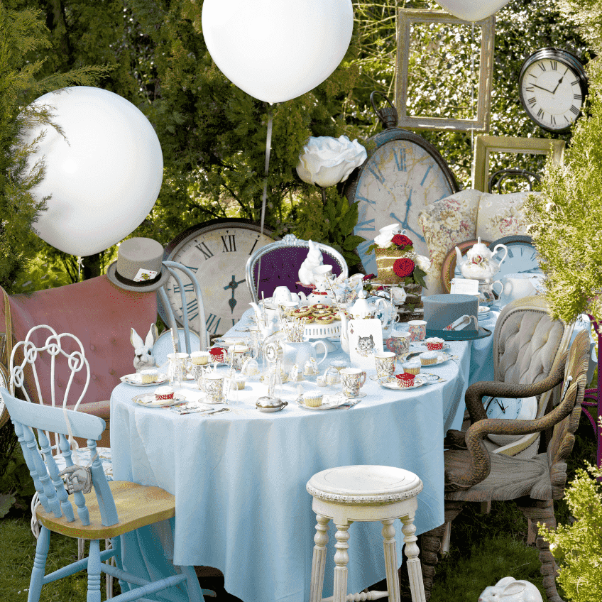 Gartenhochzeit als Tiny Wedding im Alice-im-Wunderland-Teeparty-Stil