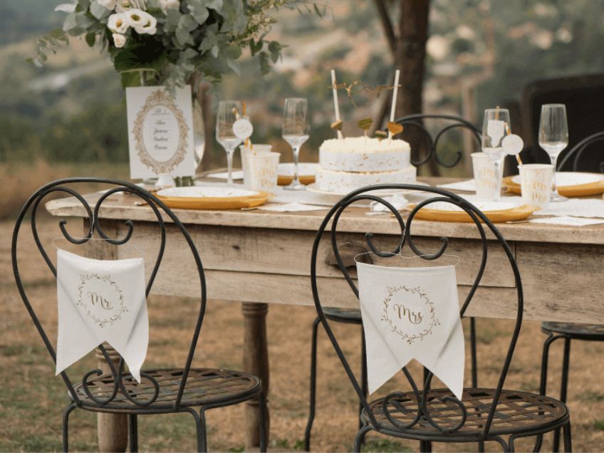 Schön einheitlicher Hochzeitslook in Gold und Weiß für die kleine Hochzeit