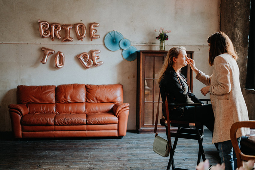 Auch das Schönmachen kann Teil der Brautparty sein (c) Christine Ladehoff Fotografie