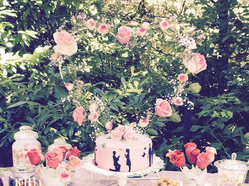 Wunderschön romantisch zur Verlobungsfeier: Rosa Torte mit Herz-Kranz aus Rosen © evi_melcher93