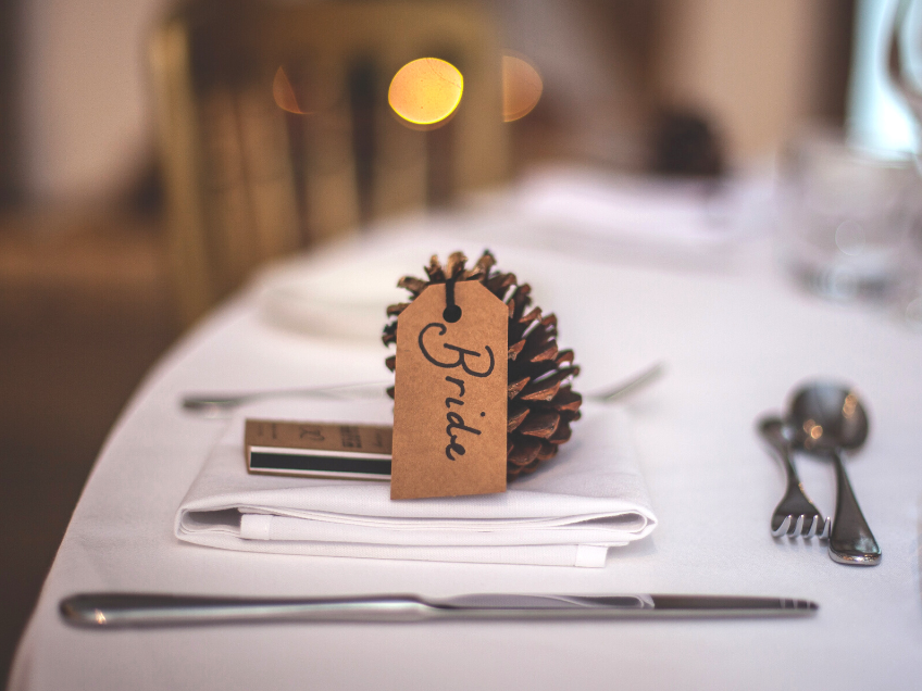 Platzkartenhalter aus der Natur für die Winterhochzeit (c) Clem Onojeghuo 