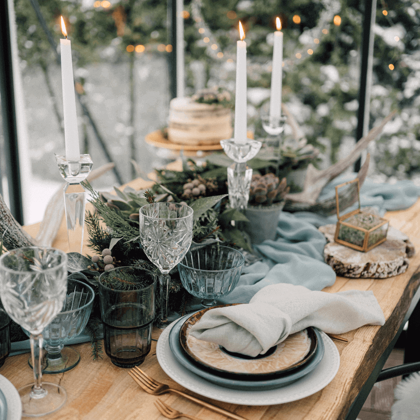 Hochzeitstisch mit festlicher Dekoration in Winterfarben