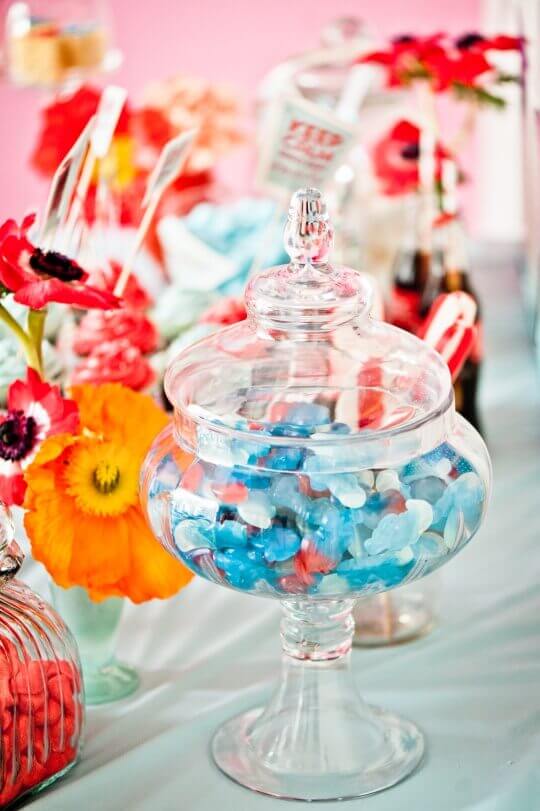 Schönes Glas mit Süßigkeiten für die Candy Bar zur 50er Jahre Brautparty