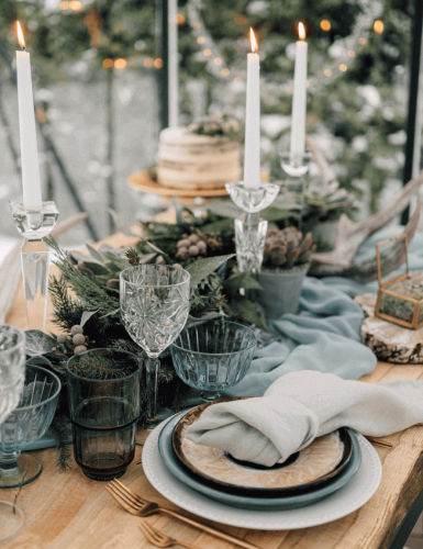 Hochzeitstisch mit festlicher Dekoration in Winterfarben