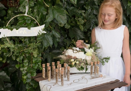 Zur Hochzeit - In kleinen Fläschchen sehen Süßigkeiten wie Hochzeitsmandeln sehr edel aus