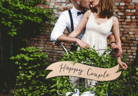 Ein geschmücktes Hochzeits-Tandem als romantische Brautpaar-Überraschung nach der Trauung