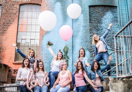 Mit coolen Team Bride Accessoires aus unserem Shop habt ihr super schöne Requisiten für euer Brautparty-Shooting © momentpur. fotografie und design