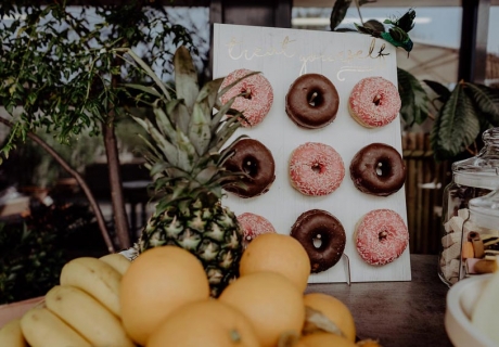 Auf diesem sweet table sind leckere Früchte und Snacks perfekt in Szene gesetzt (c) christineladehofffotografie
