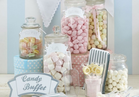 Die Hochzeits-Candy-Bar hält kleine Naschereien in schönen Gefäßen bereit