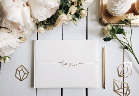 Pure Eleganz verströmen weiße Gästebücher mit goldenem Schriftzug, wie hier der zarte Love-Aufdruck.