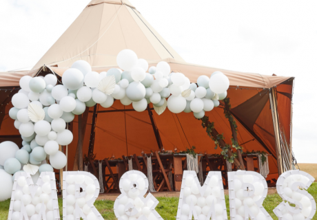 Schmücke deinen Hochzeitspavillon mit tollen Deko-Highlights wie Ballons und Pflanzen