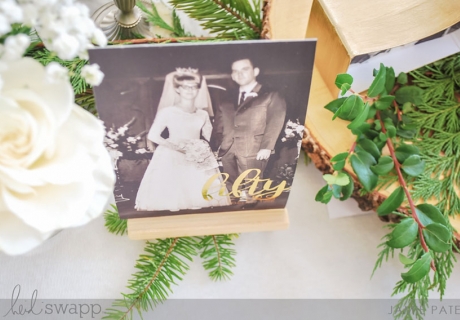 Das alte Hochzeitsfoto lässt sich in der Mini-Staffelei zum 50. Hochzeitstag perfekt in Szene setzen (c) Heidi Swapp