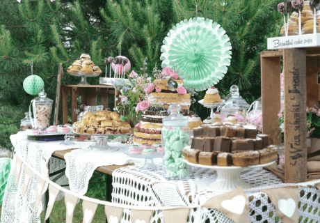 Rustikaler Sweet Table für die Gartenhochzeit mit Deko in Mint und Rosa (c) Nadine Barthold