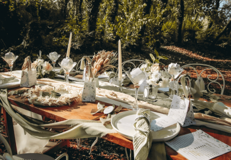 Schöne Greenery Hochzeitsdeko mit Eukalyptus und Pampasgras (c) Nicolas Broquedis