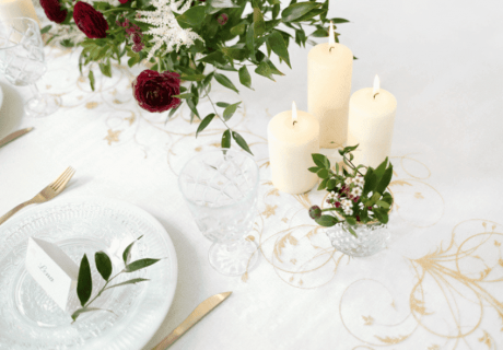Filigrane Fine-Art-Elemente in Gold machen die Tischdeko zur Hochzeit elegant