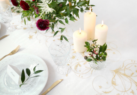 Filigrane Fine-Art-Elemente in Gold machen die Tischdeko zur Hochzeit elegant