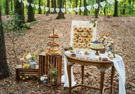 Sweet Table, Candy Bar oder eine Sweet Bar als Mischung für die Hochzeit? Hauptsache schön dekoriert und lecker!