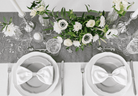 Schöne Hochzeitsdekoration in Weiß und Silber