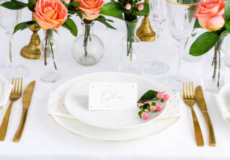 Klassische Hochzeitsdeko in Weiß mit goldenen Akzenten und Rosen