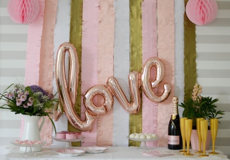 Wanddeko & Love-Folienballon verschönern den Hochzeitstags-Brunch sichtbar