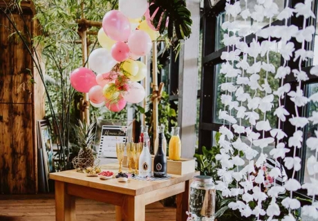 Dekoriere deine Mimosa Bar mit Ballongirlande und Blumenvorhang  