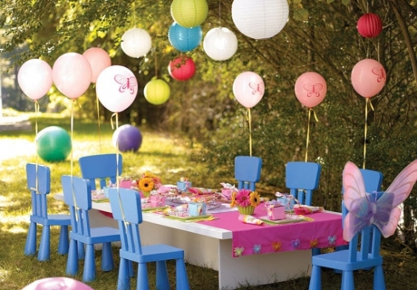 An diesem Tisch macht den kleinen Gästen das Hochzeit feiern besonders viel Spaß