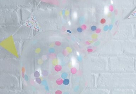 Konfetti-Ballons als farbenfrohe Dekoration für die Hochzeit mit Kindern