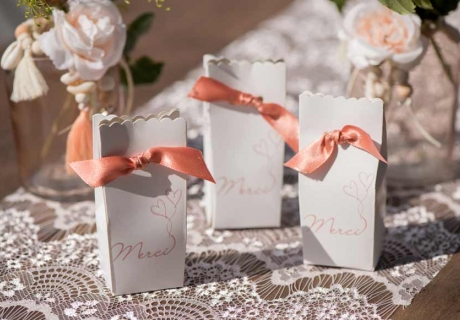 Überreiche zur Hochzeit Gastgeschenke in Verpackungen mit romantischen Schleifchen