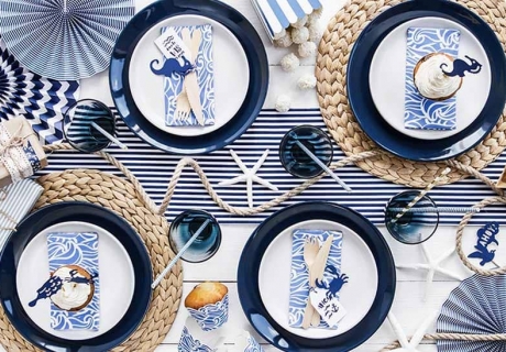 Maritime Tischdeko in Blau/Weiß mit Meeres-Motiven wie Seepferdchen und Krabbe