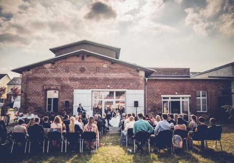 Ein Backsteingebäude im Industrial Look ist die perfekte Location für eine moderne Hochzeit  (c) Dominic Simon