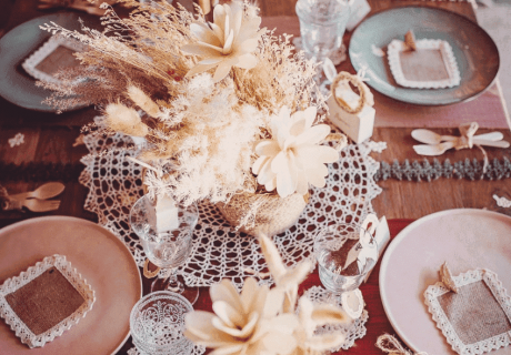Pampasgras bringt zwanglose Eleganz in die Blumengestecke auf dem Hochzeitstisch