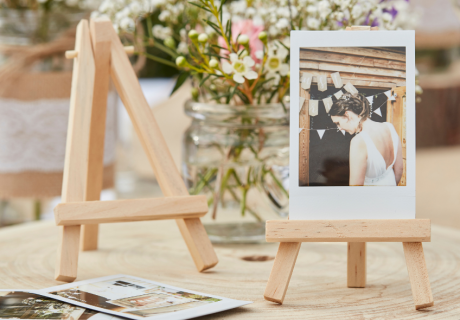 Bildaufsteller sind eine süße Tischdeko-Idee für die Hochzeit im Rustic Chic