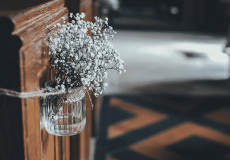 Blumen in Vasen als minimalistische Raumdeko der Scandi Wedding (c) Annie Spratt
