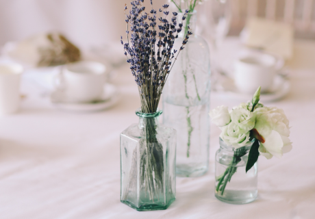 Ordentliche Tischdeko mit Blumen für die Hochzeit im skandinavischen Stil (c) Lanty