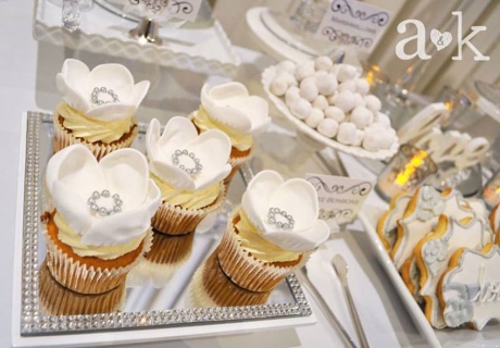 Cupcakes verziert mit Blumen und kleinen Silberringen für den 25. Hochzeitstag © a&k Lollybuffet