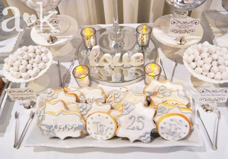 Für die Silberhochzeit können Cookies und Kekse passend in Silber beschriftet werden © a&k Lollybuffet