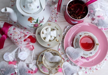 Eine süße Überraschung und tolle Deko für den Sweet Table, nicht nur am Valentinstag: DIY-Teeherzen