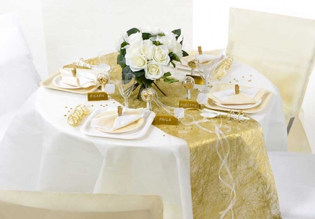 In Gold und Weiß ist der Tisch zur Goldenen Hochzeit wunderschön dekoriert