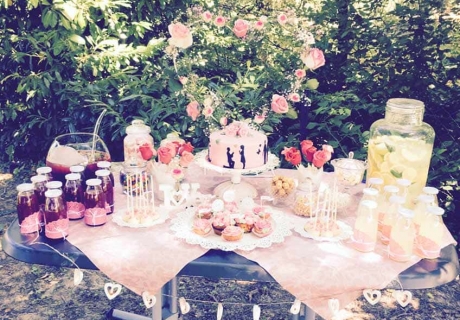 Rosen, Herzen und Spitzendecken für eine romantische Candy Bar auf der Verlobungsfeier © evi_melcher93