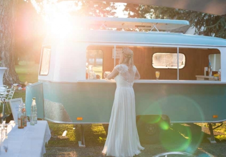 Großartige Vintage Idee für die Hochzeit: Catering aus dem VW Bus (c) Fraeulein Wunschfrei