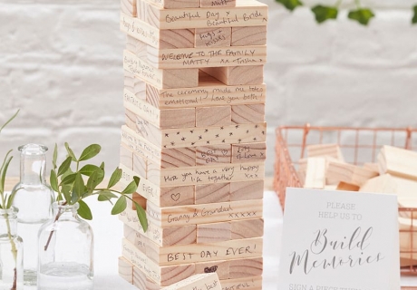 Nachhaltige Gästebuch-Idee zur Hochzeit: Die einzelnen Bausteine für den Wackelturm werden beschriftet und sorgen so auch Jahre später für Spielspaß.