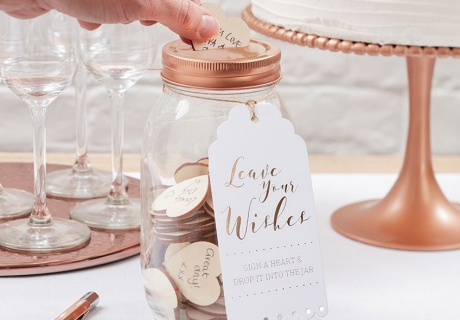 Ein Wunschglas für das Brautpaar ist eine wundervolle Idee: Alle Gäste hinterlassen liebe Botschaften, die später auf den Herzen gelesen werden können.