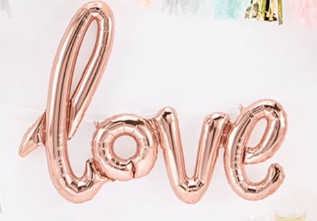 Mit dem Love-Folienballon in Rosegold-Metallic setzt ihr ein stylishes Deko-Highlight