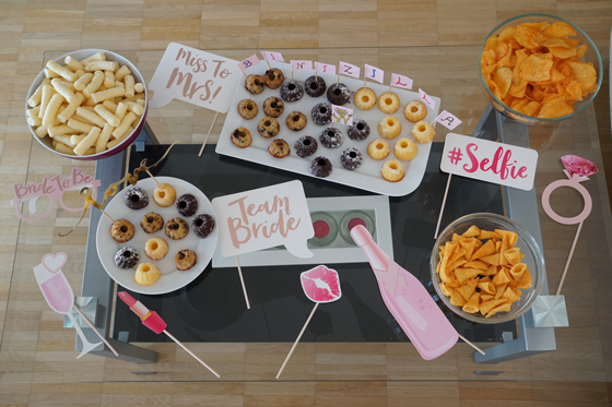 Kleiner Sweet Table zum Junggesellinnenabschied mit Photobooth-Zubehör als Deko